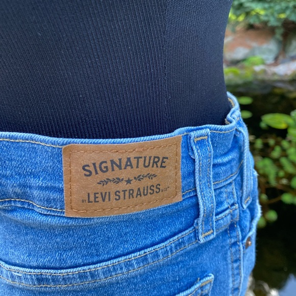 Signature by Levi Strauss Heritage High Rise Straight Jean.  Size 28/6. - Picture 6 of 14